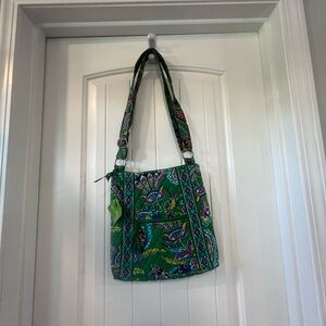 🌸 Vera Bradley Cargo Sling – Flutterby Pattern – New with Tags